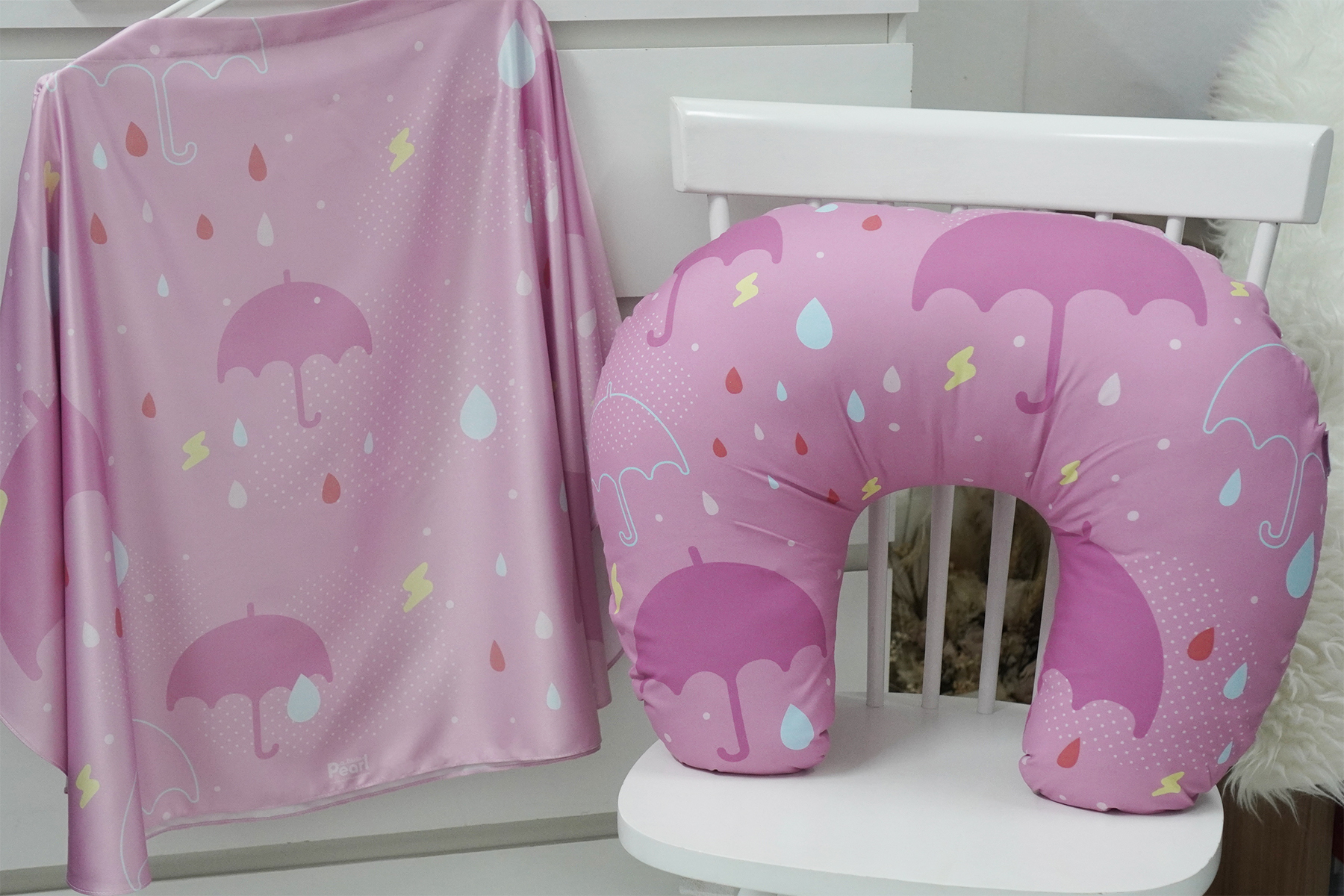 ชุดของขวัญเด็กแรกเกิด NP2 ผ้าคลุมให้นม + หมอนรองให้นม ลาย Raindrops - Pink