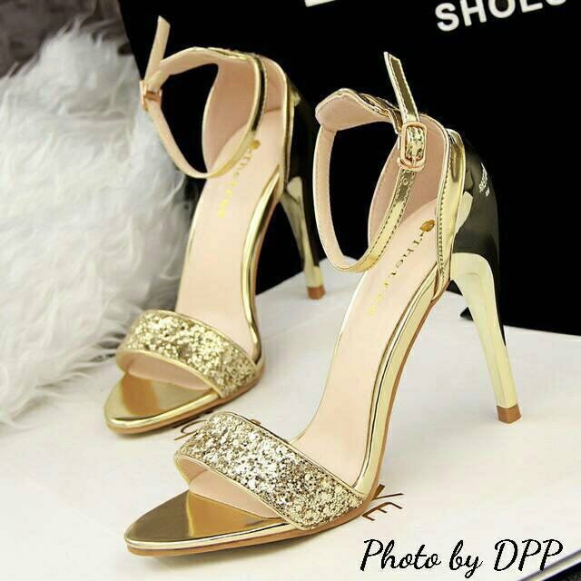 พร้อมส่ง : รองเท้าส้นทอง (สีทองอ่อน)