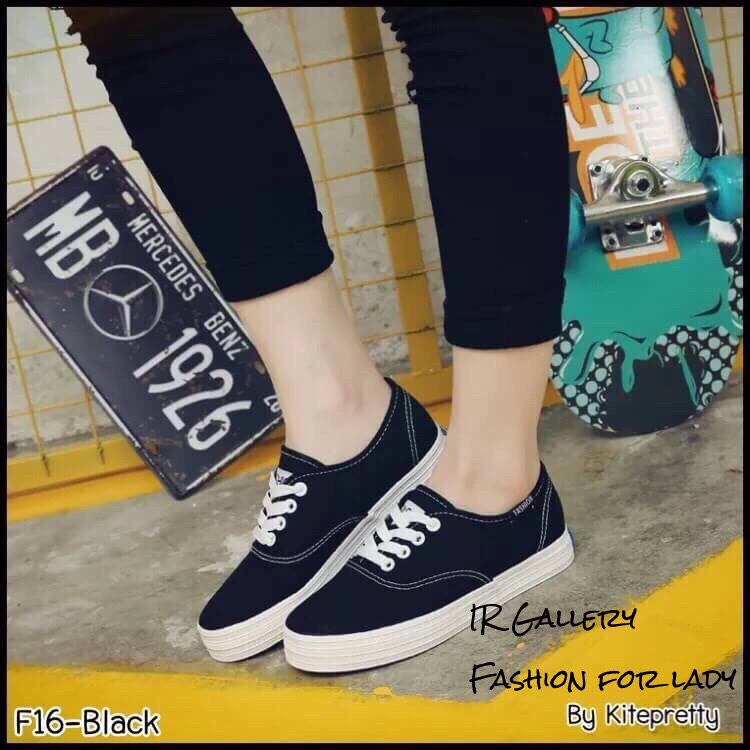 รองเท้าผ้าใบทรง Keds (สีขาว)