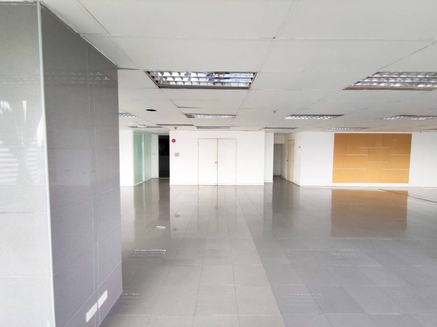 ขาย/ให้เช่าพื้นที่สำนักงานออฟฟิศย่านสุขุมวิท กรุงเทพฯ ตรงข้ามสวนเบญจกิติ ใกล้สถานีรถไฟฟ้า BTS อโศก และ MRT สุขุมวิท เพียง 750 เมตร | Ocean Tower 1