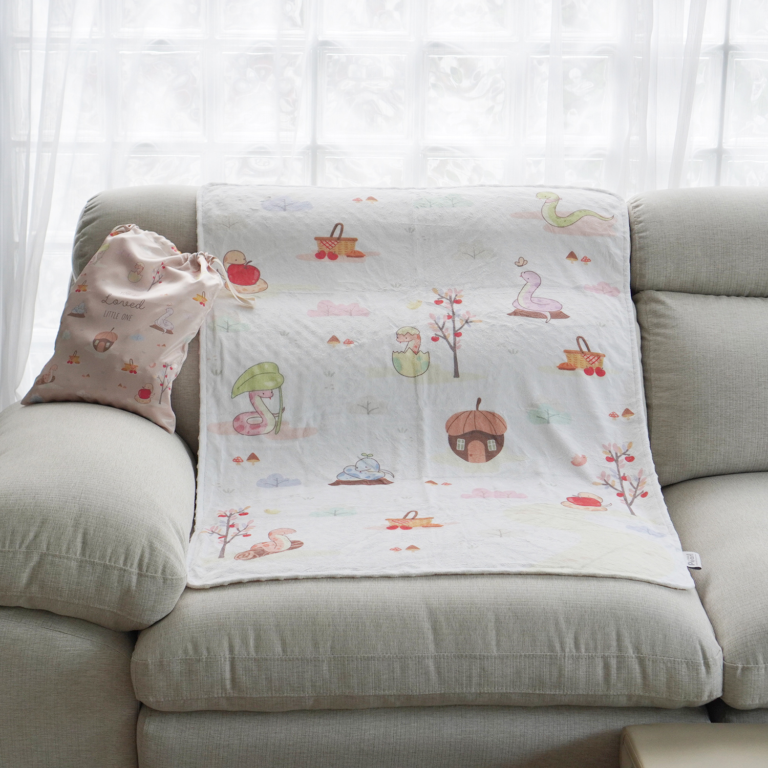 ผ้าห่ม Minky 75x100cm แบบปักชื่อ ลาย Snakes in the garden - Cream
