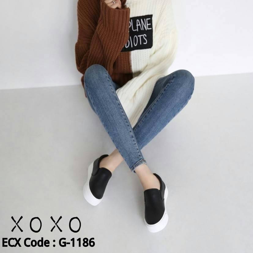 รองเท้าผ้าใบทรง Slip on (สีดำ)