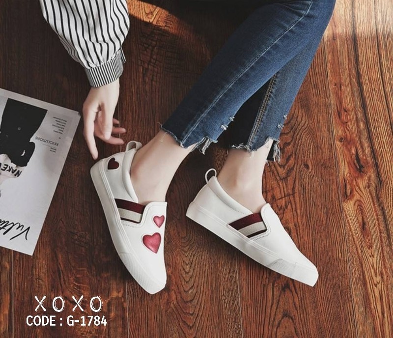 รองเท้าผ้าใบแฟชั่นทรงSlip Onแต่งลายหัวใจ