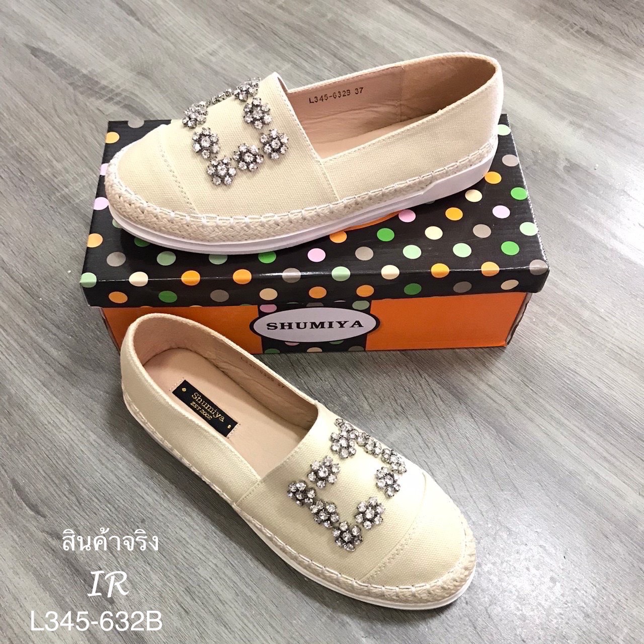 รองเท้าSlipperแคนวาสแต่งอะไหล่ (สีครีม)