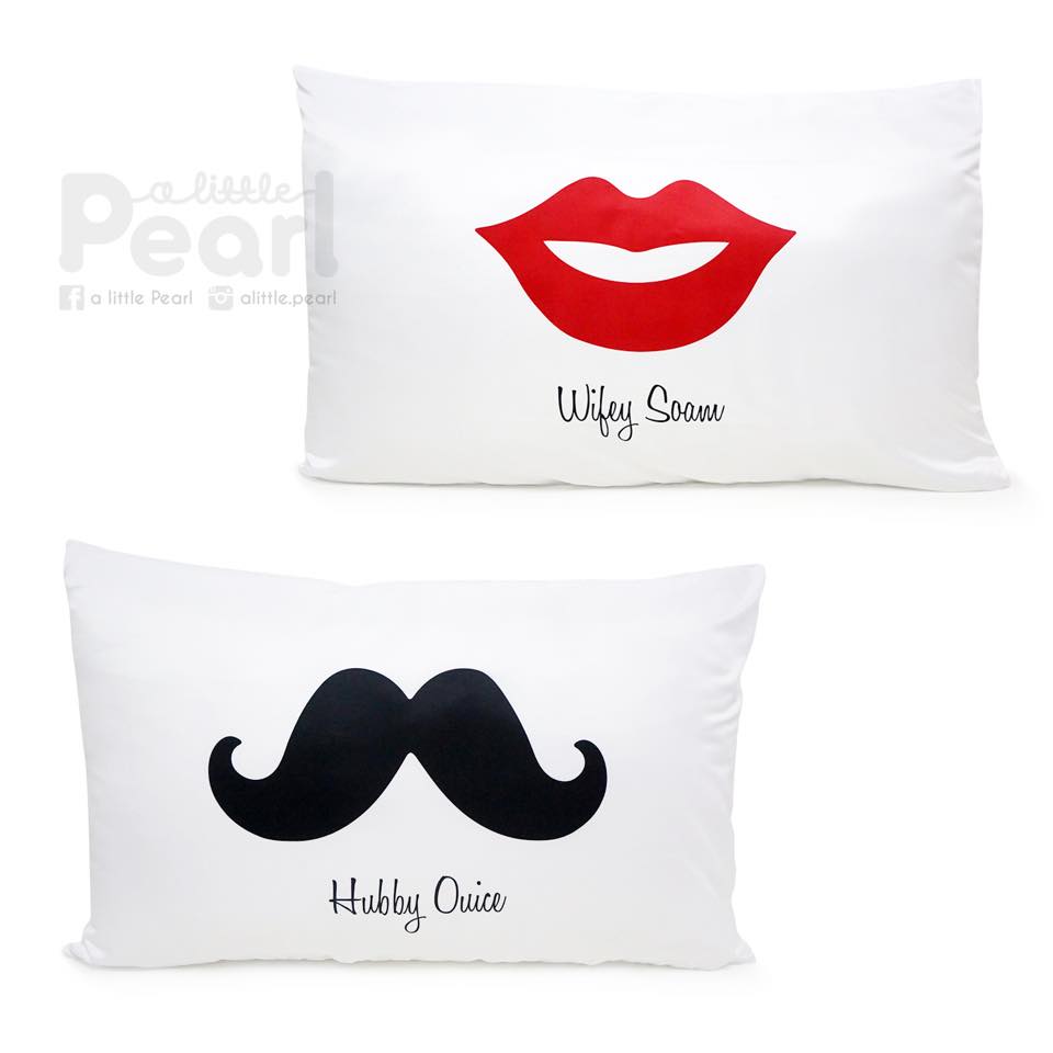 ปลอกหมอนหนุนคู่ลาย Lips & Moustache สีขาว