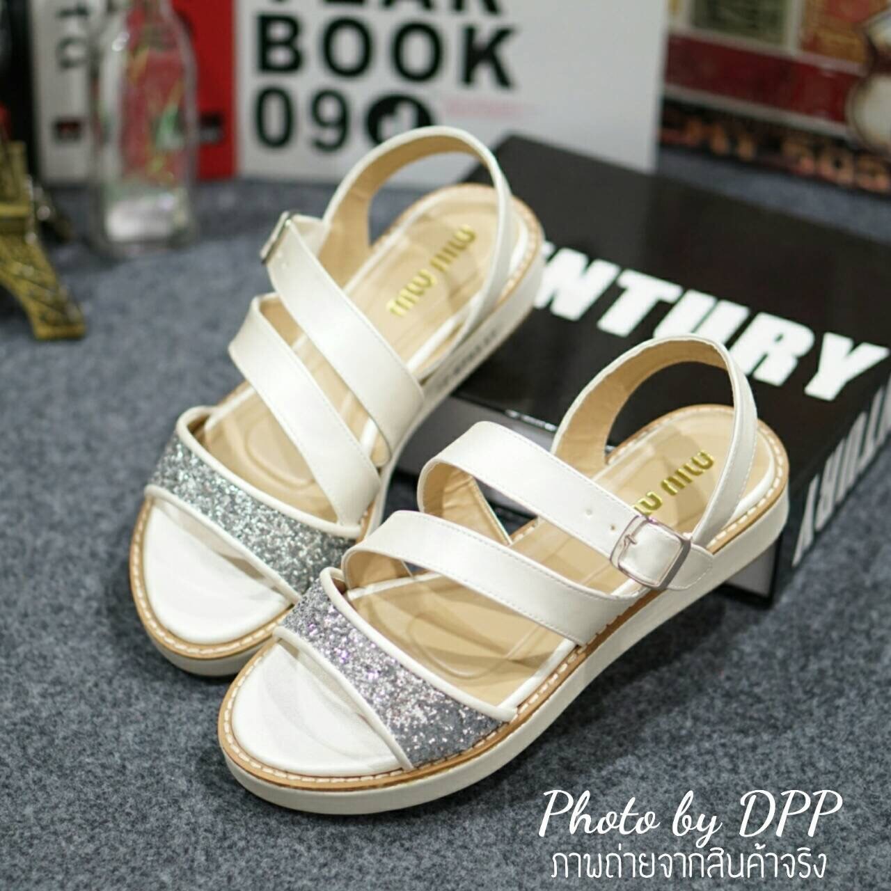 พร้อมส่ง : รองเท้า MIUMIU สไตล์ลำลอง (สีขาว)