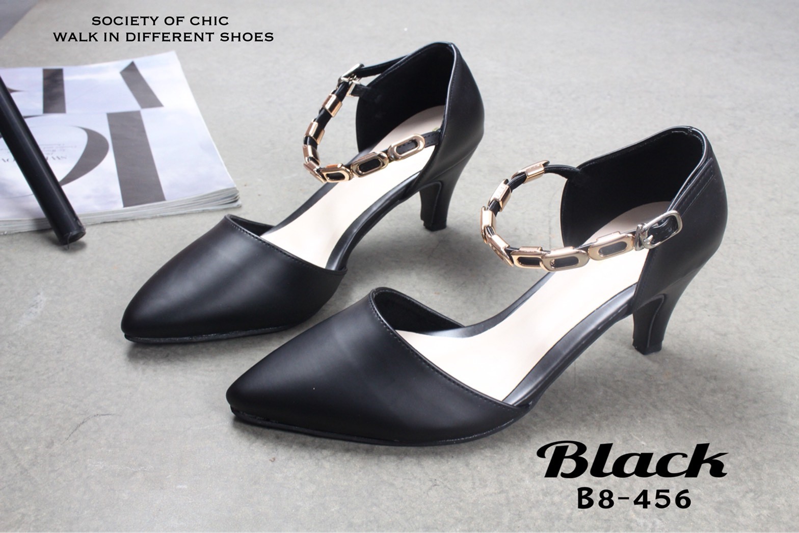 รองเท้าคัทชูส้นเตี้ยแต่งอะไหล่ (สีแดง)