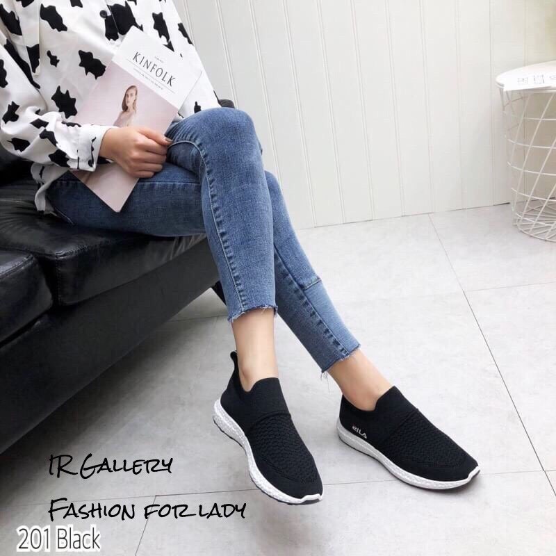 รองเท้าผ้าใบทรงสวมแต่งโลโก้ (สีขาว)