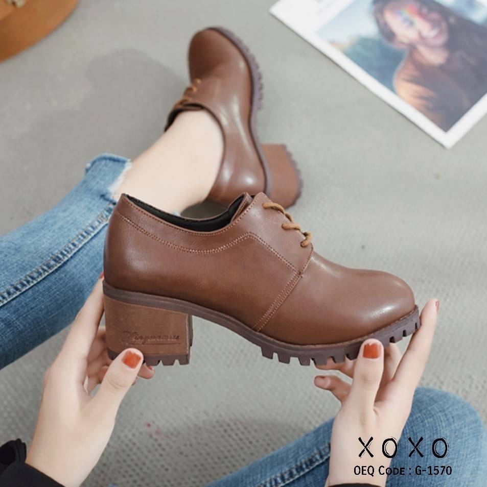 รองเท้าผ้าใบเสริมส้นทรง Oxford (สีดำ)