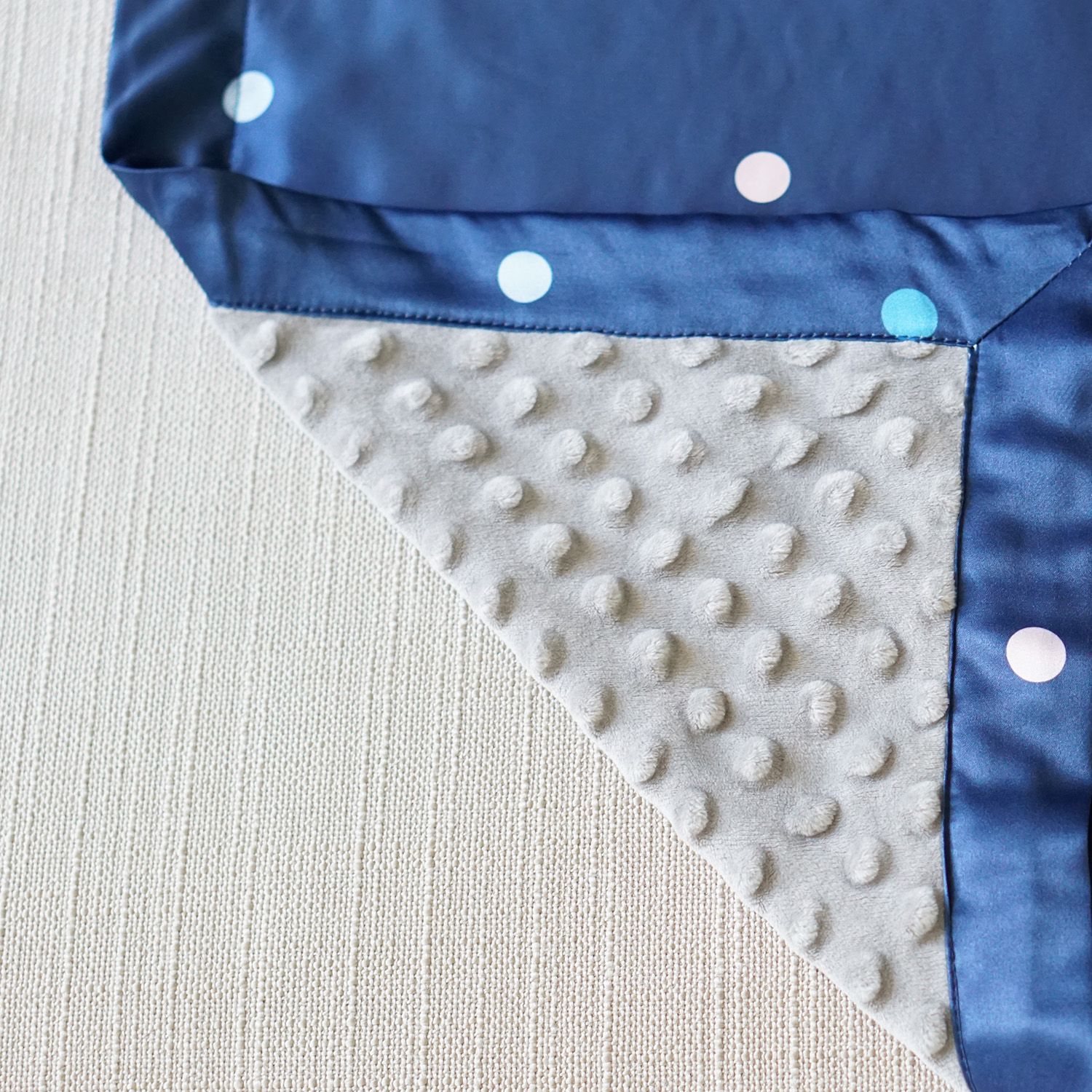 ผ้าห่ม สั่งทำใส่ชื่อ ลาย Mini dot - Navy