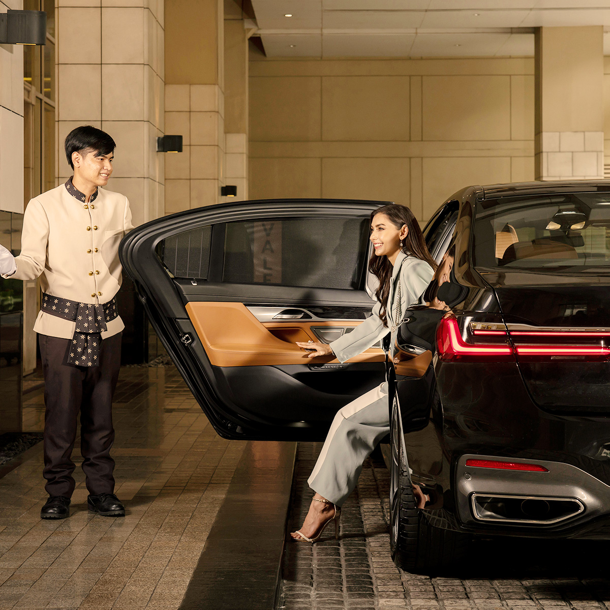 ATHENEE TOWER สำนักงานให้เช่าติดถนนวิทยุ ใกล้สถานีรถไฟฟ้า BTS เพลินจิต 350 เมตร