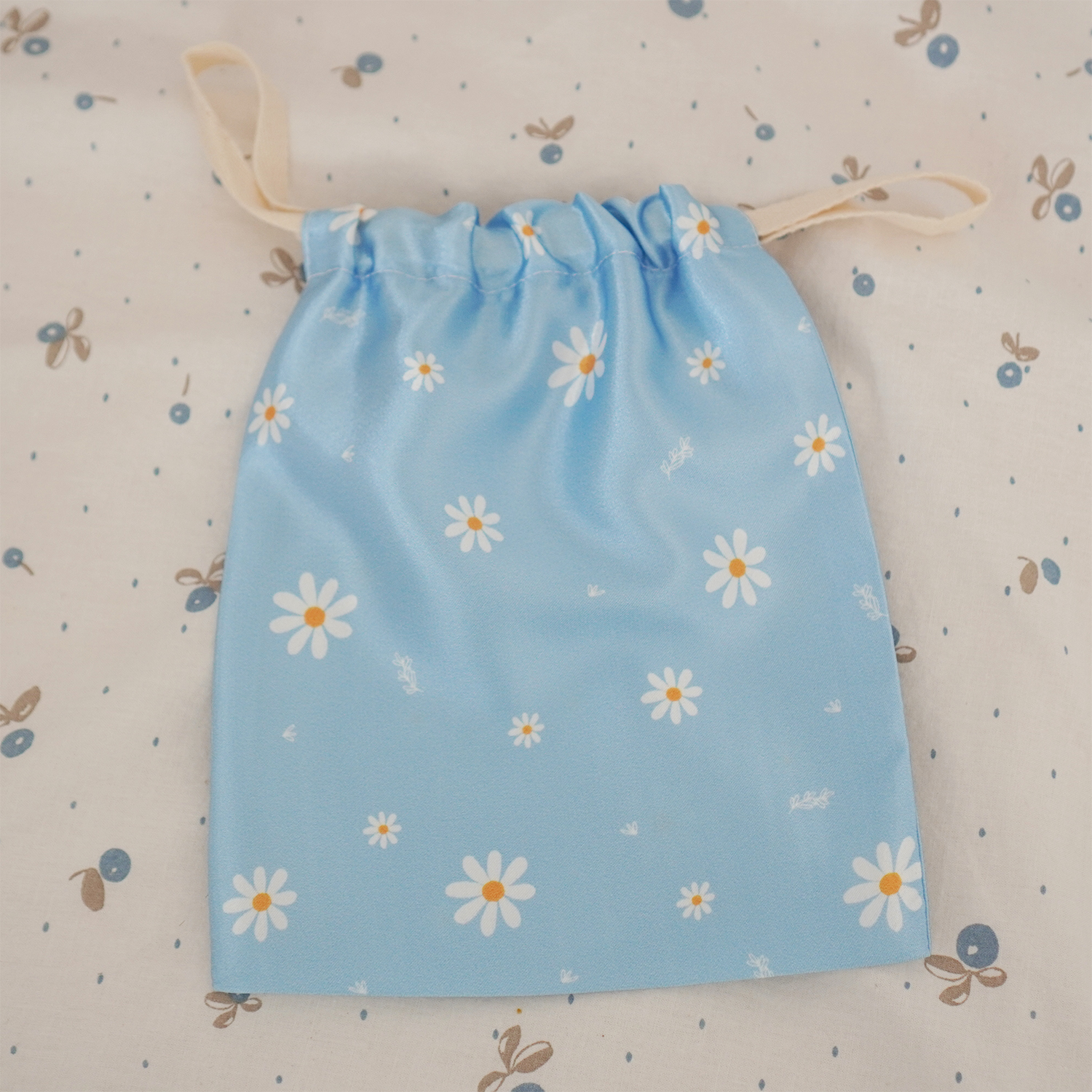ผ้าคลุมให้นม 3in1 (รุ่นมีกระดุม ถอดโครงได้) แบบสั่งทำใส่ชื่อ ลาย Daisy - Blue