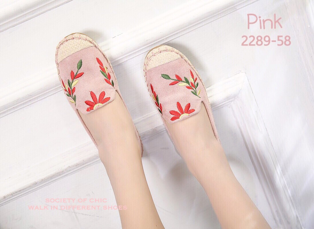 รองเท้าทรงสวมปักลาย (สีครีม)