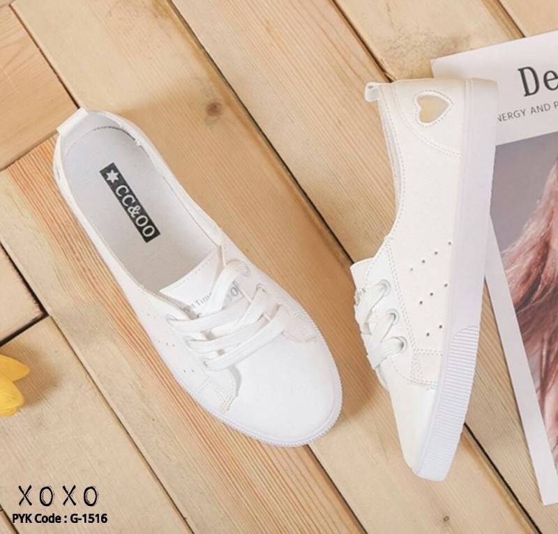 รองเท้าผ้าใบทรงคัทชูเย็บลายหัวใจ (สีแดง)