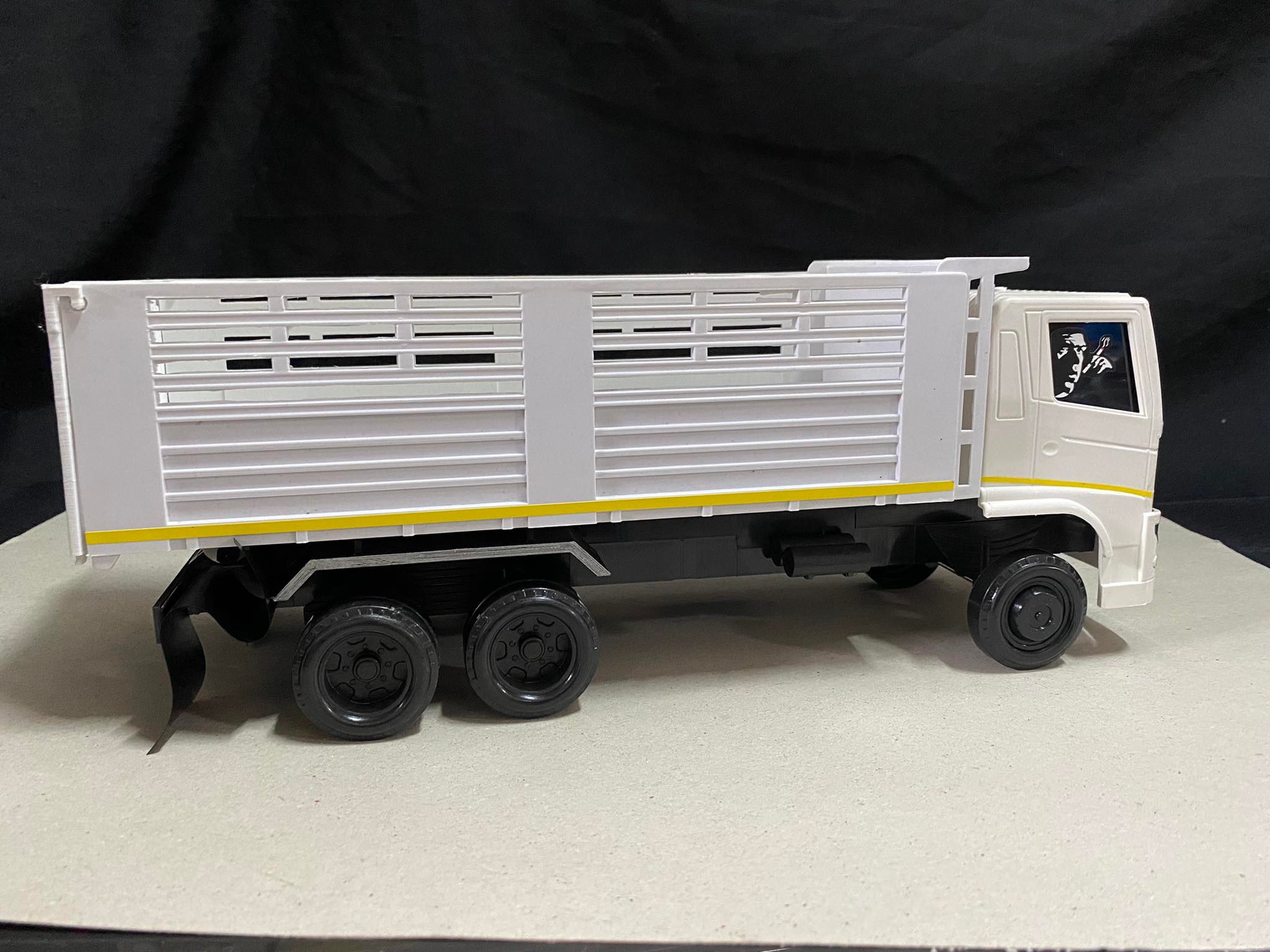 โมเดลรถสิบล้อดั้มจำลอง คาดเหลือง 1/24 พลาสติก หม่ำโมเดล รถของเล่น รถบรรทุกของเล่น รถดั้มจำลอง