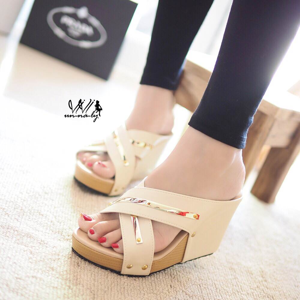 รองเท้าส้นเตารีดหน้าไข้วแต่งทอง (สีครีม)