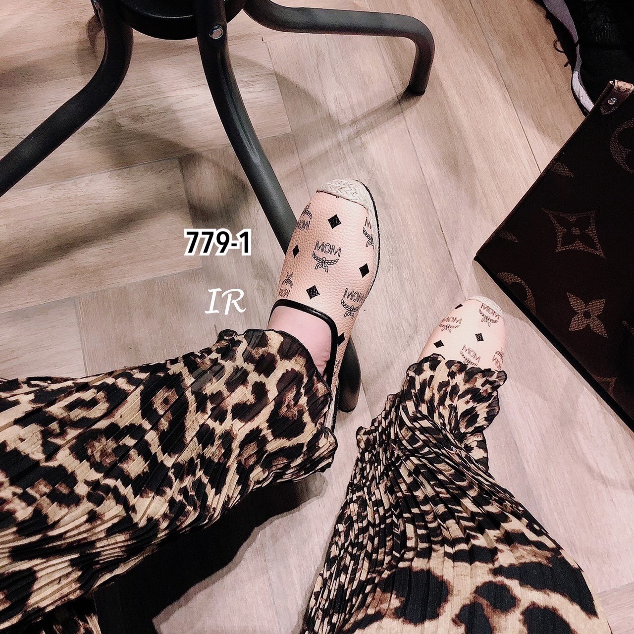 รองเท้าสลิปเปอร์แต่งลายแฟชั่น (สีครีม)