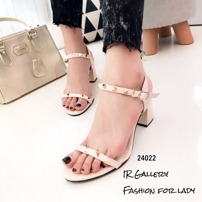 รองเท้าส้นตัน Style Valentino (สีครีม)