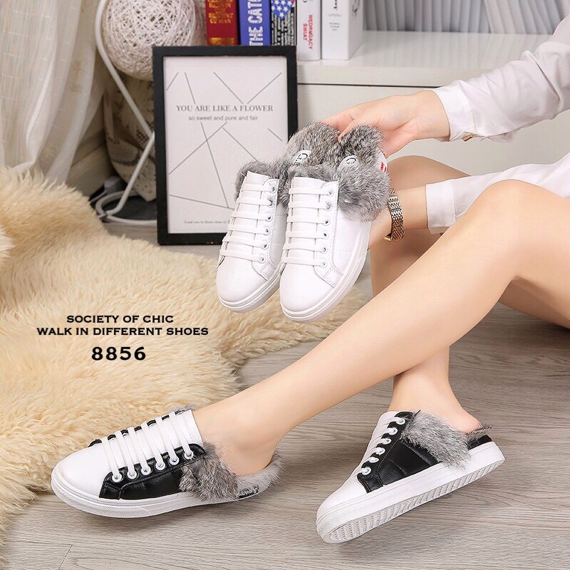 รองเท้าผ้าใบเปิดส้นแต่งขน (สีดำ)