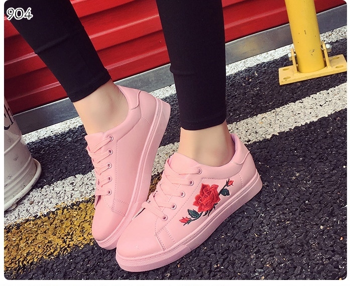 รองเท้าผ้าใบพียูลายกุหลาบ (สีขาว)