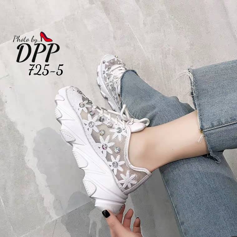 รองเท้าผ้าใบแฟชั่นปักลายดอกไม้แต่งเพชร