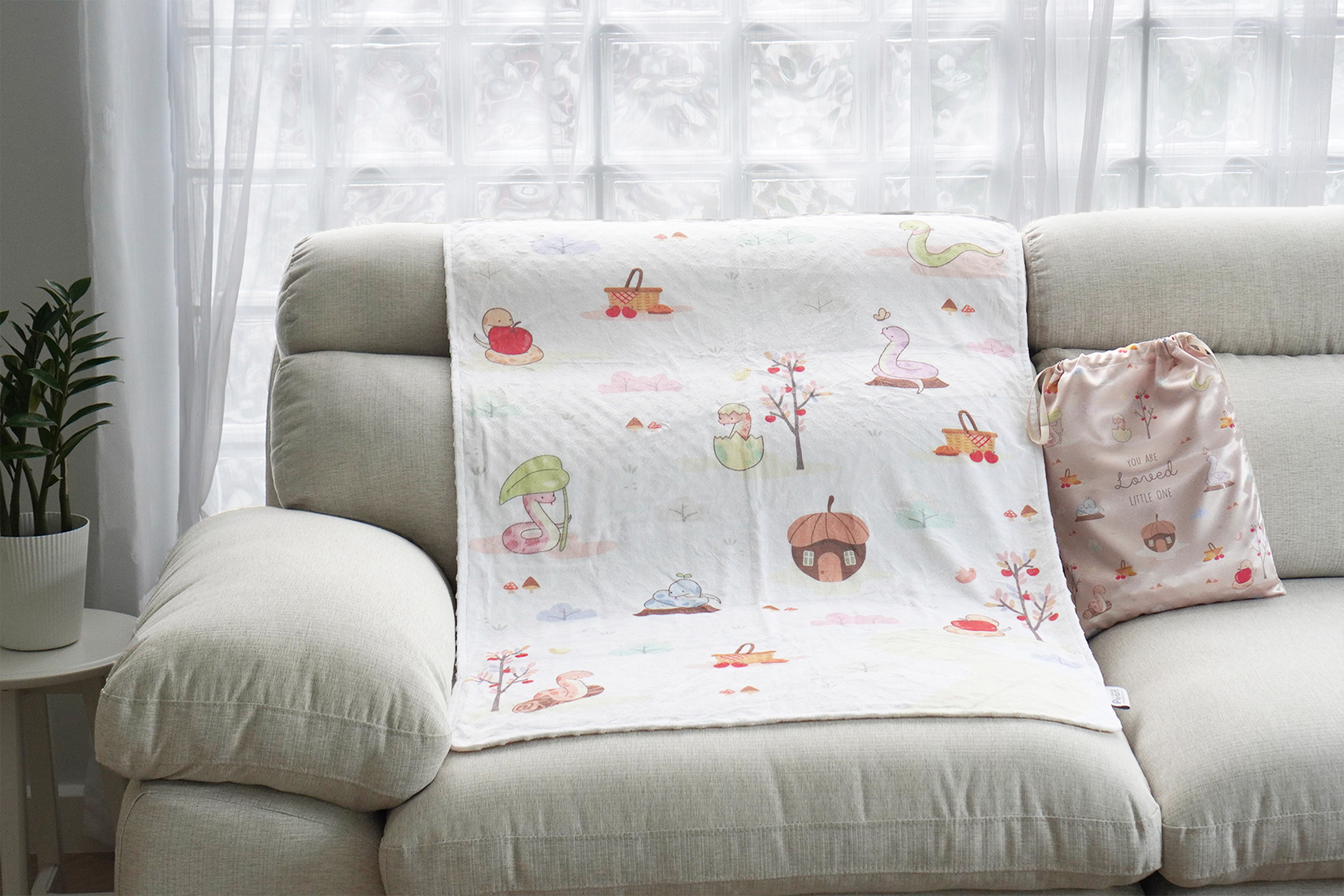 ผ้าห่ม Minky 75x100cm แบบปักชื่อ ลาย Snakes in the garden - Cream