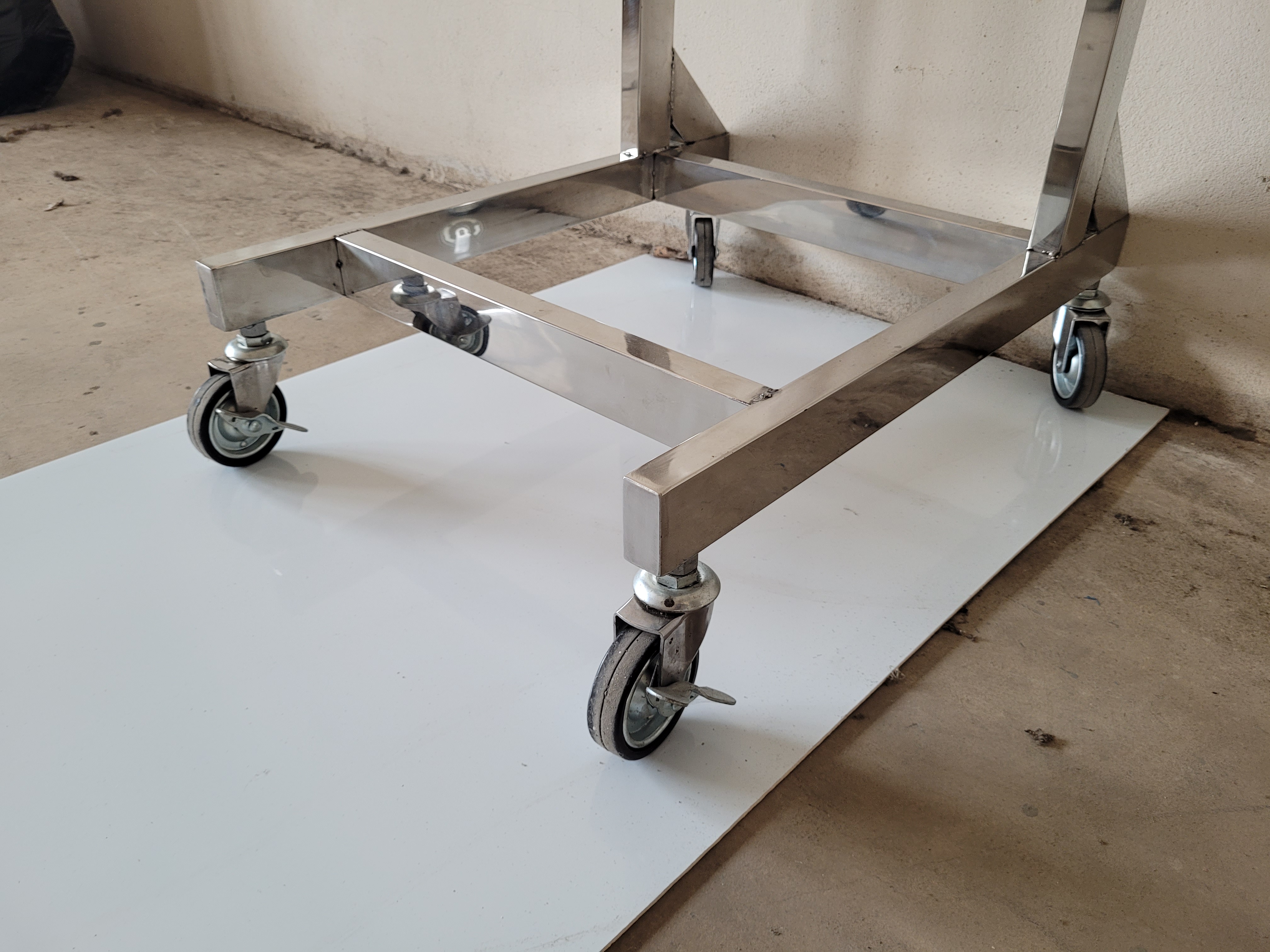 ราวพร้อมแขนสำหรับแขวนเสื้อตะกั่ว 5 ชุด แบบเคลื่อนที่ได้