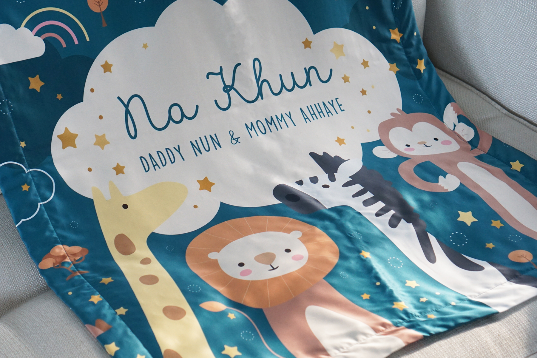 ชุดของขวัญเด็กแรกเกิด หมอนหลุม + หมอนรองให้นม+ ผ้าห่มขนาด 75x100cm ลาย Safari - Dark Green