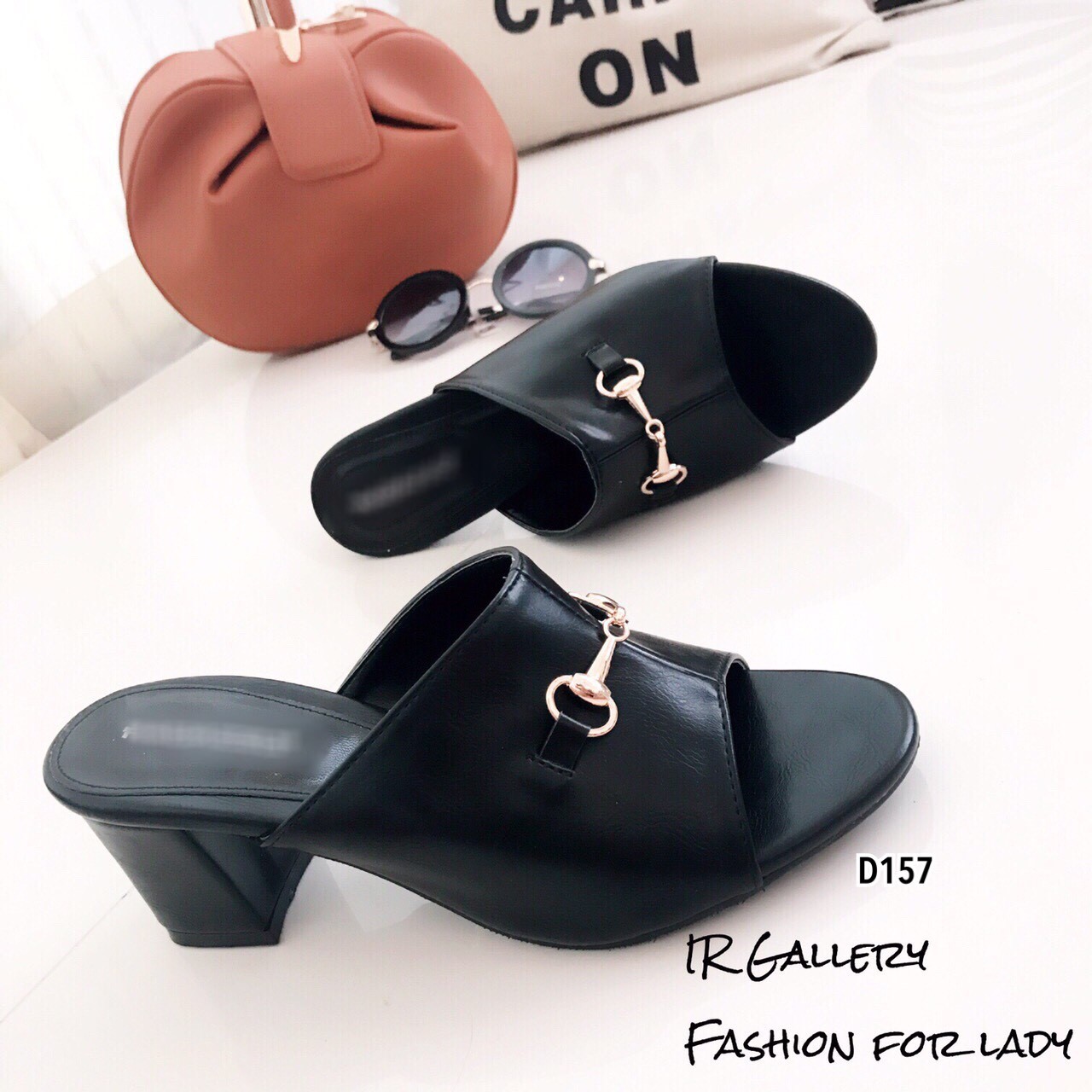 รองเท้าเปิดส้นแต่งอะไหล่ (สีดำ)