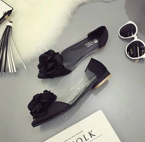 รองเท้าคัทชูส้นแบนแต่งกุหลาบดำ