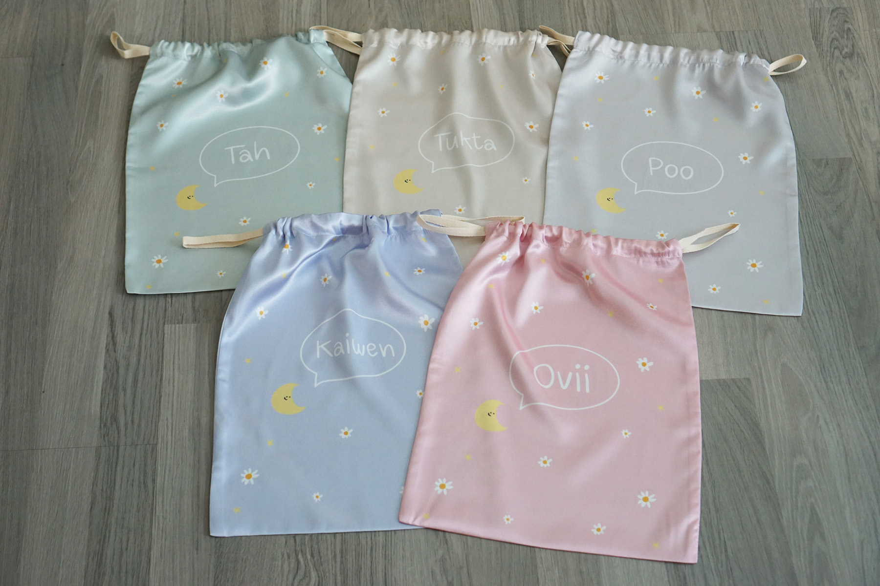 ถุงผ้าซาติน ไซส์ L สั่งทำใส่ชื่อ ลาย New Year Journal (ราคาต่อใบ)