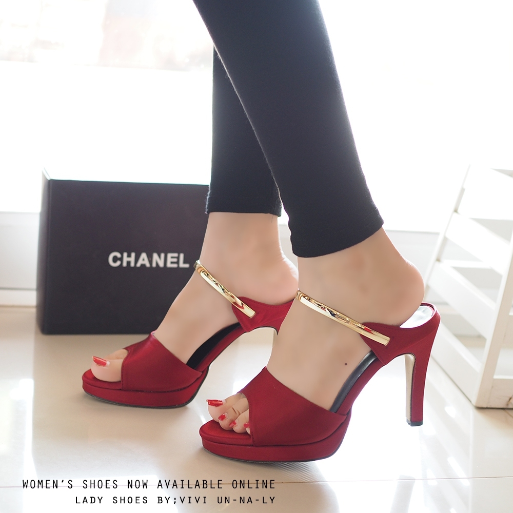 พร้อมส่ง : รองเท้าส้นสูงคาดทอง (สีแดง)