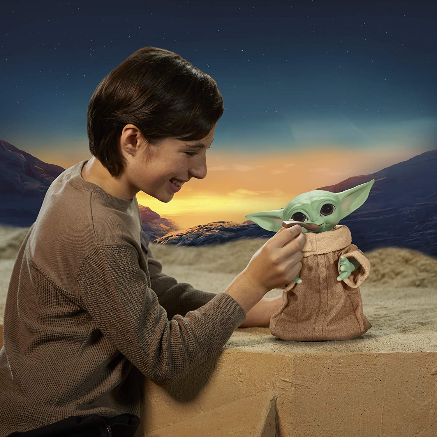 Hasbro Star Wars The Mandalorian Galactic Snackin’ Grogu Baby Yoda The Child Animatronic Edition Toy Figure ฮาสโบร สตาร์ วอร์ส แมนดาโรเลี่ยน หุ่นโมเดลฟิกเกอร์ เบบี้ โยดา แกแลคติค สแน็คกิ้ง โกรกู ขนาด 9 นิ้ว มีเสียงและท่าทาง 40 แบบ ขยับได้ ป้อนอาหารได้