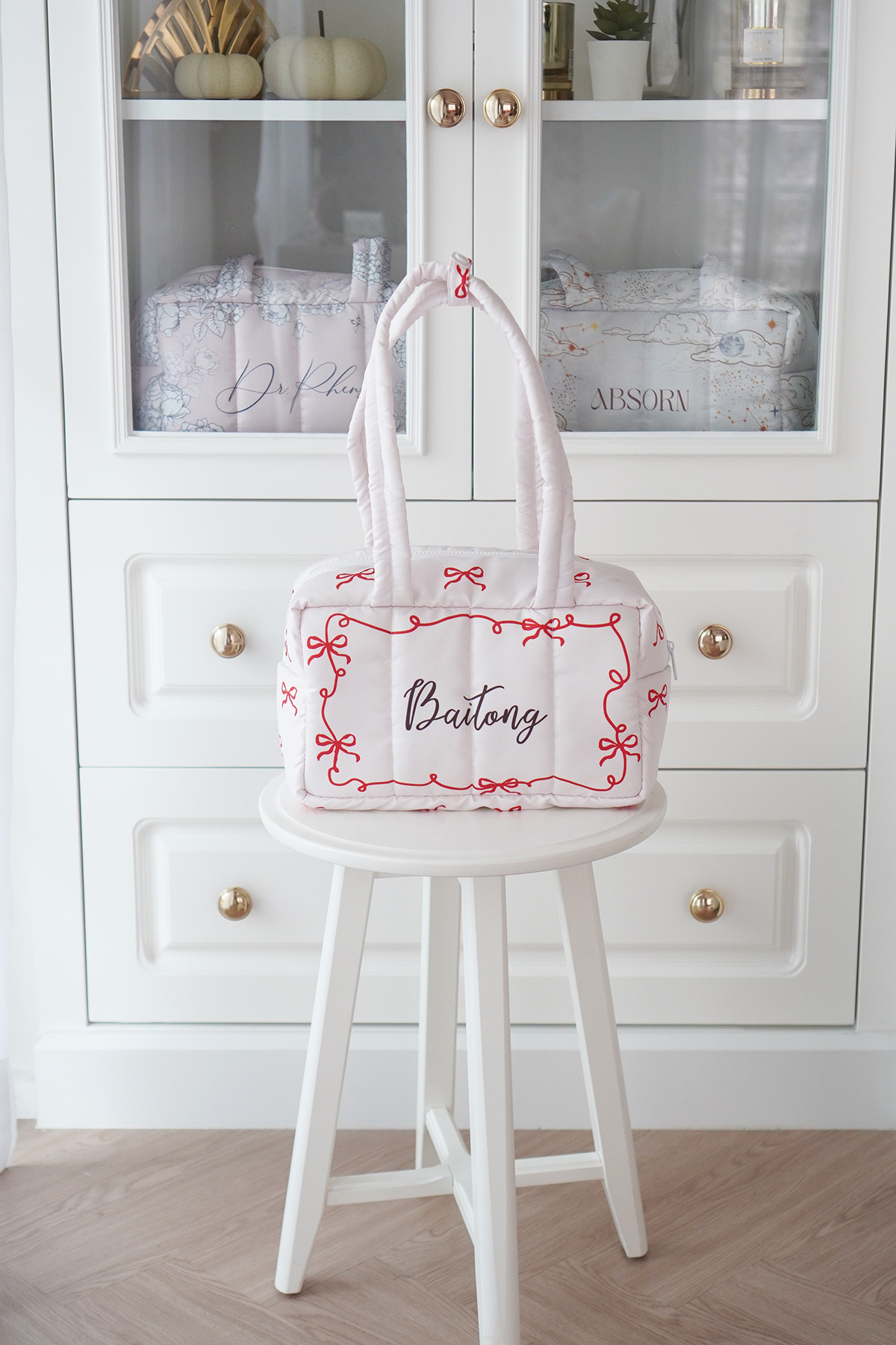 Fluffy Bowling Bag กระเป๋านุ่มนิ่ม ทรง Bowling สั่งทำใส่ข้อความ ลาย Valentine's Ribbon - White