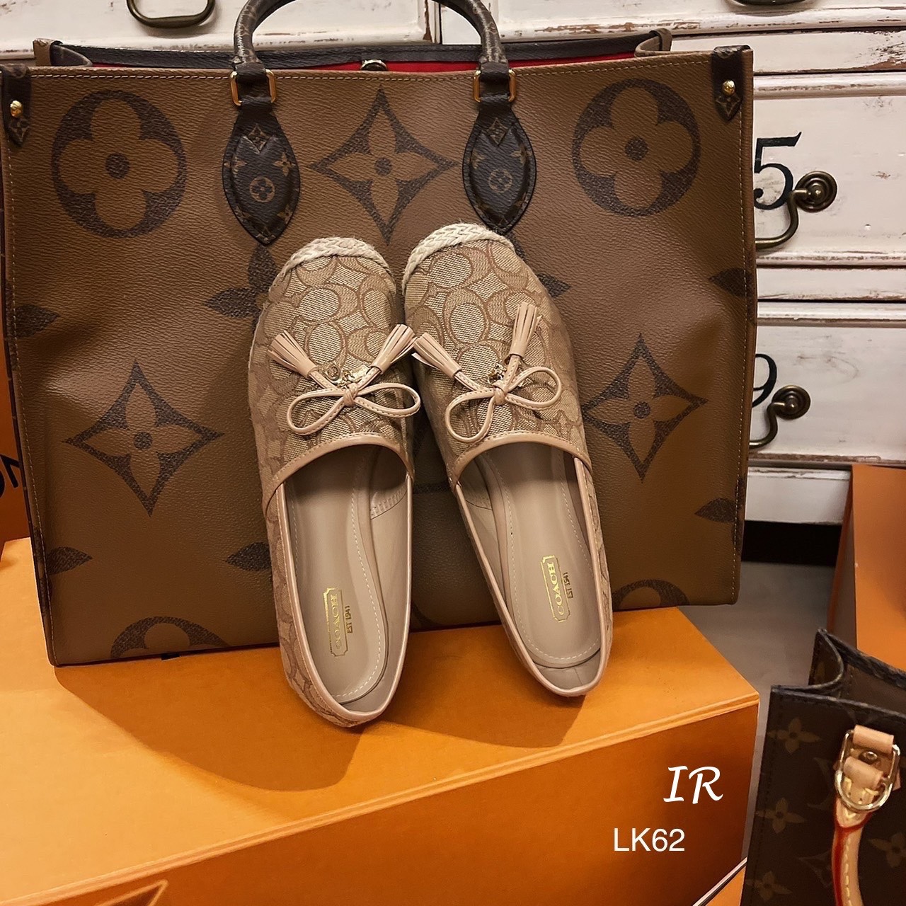 รองเท้าคัทชูทรงสวมสไตล์ Coach (สีน้ำตาล)