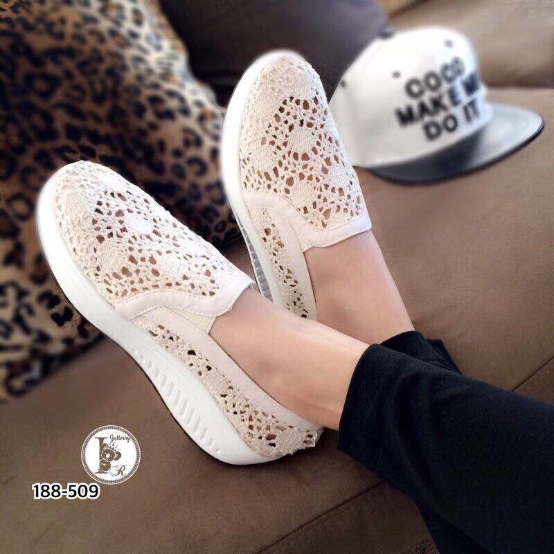 รองเท้าลูกไม้ทรง Slip On (ครีม)