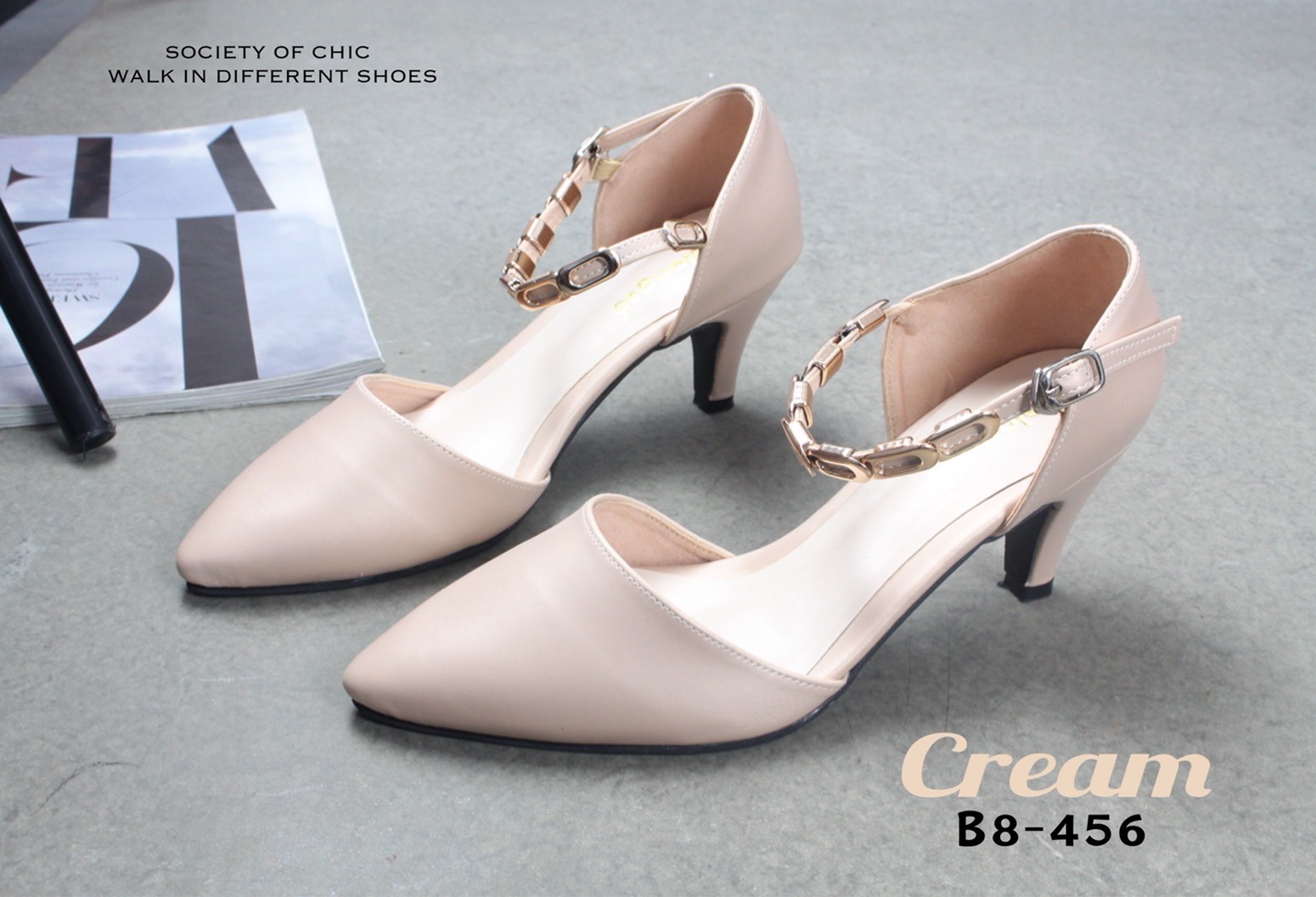 รองเท้าคัทชูส้นเตี้ยแต่งอะไหล่ (สีแดง)