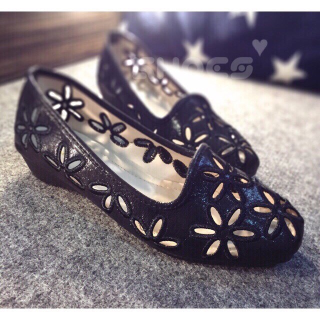 พร้อมส่ง : รองเท้าคัชชูฉลุลายดอกไม้