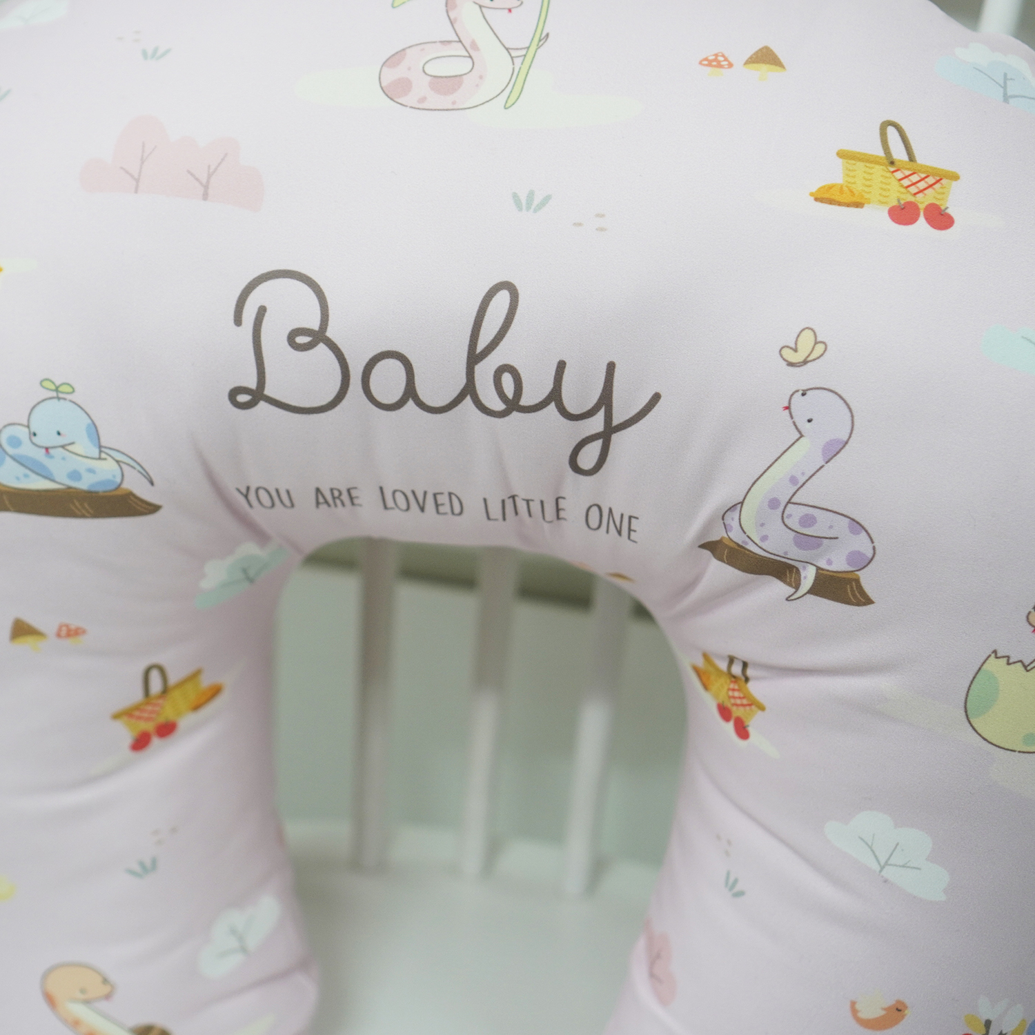 หมอนรองให้นม Nursing Pillow แบบพร้อมส่ง ลาย Snakes in the garden - Pink