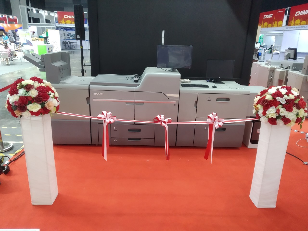 เสาตัดริบบิ้นดอกไม้ปลอม (สำหรับเช่า) RF109 - จำนวน 1 คู่ (สำหรับคนตัด 3-4 คน)