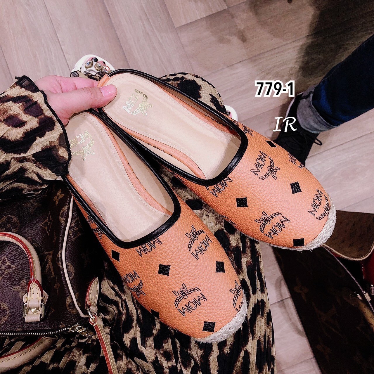 รองเท้าสลิปเปอร์แต่งลายแฟชั่น (สีครีม)