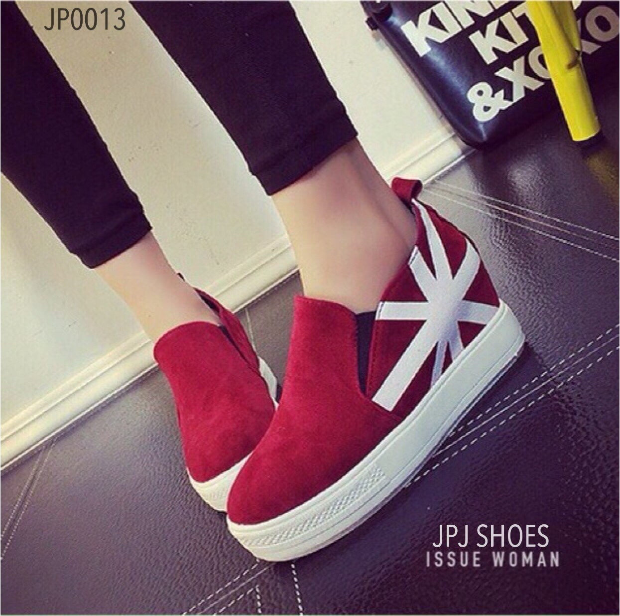 พร้อมส่ง : รองเท้าผ้าใบหุ้มข้อทรง Slip On (สีแดง)