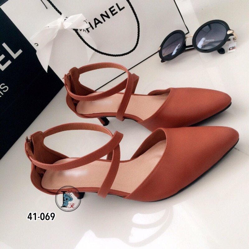 รองเท้าส้นเตี้ยสายไขว้ (สีน้ำตาล)