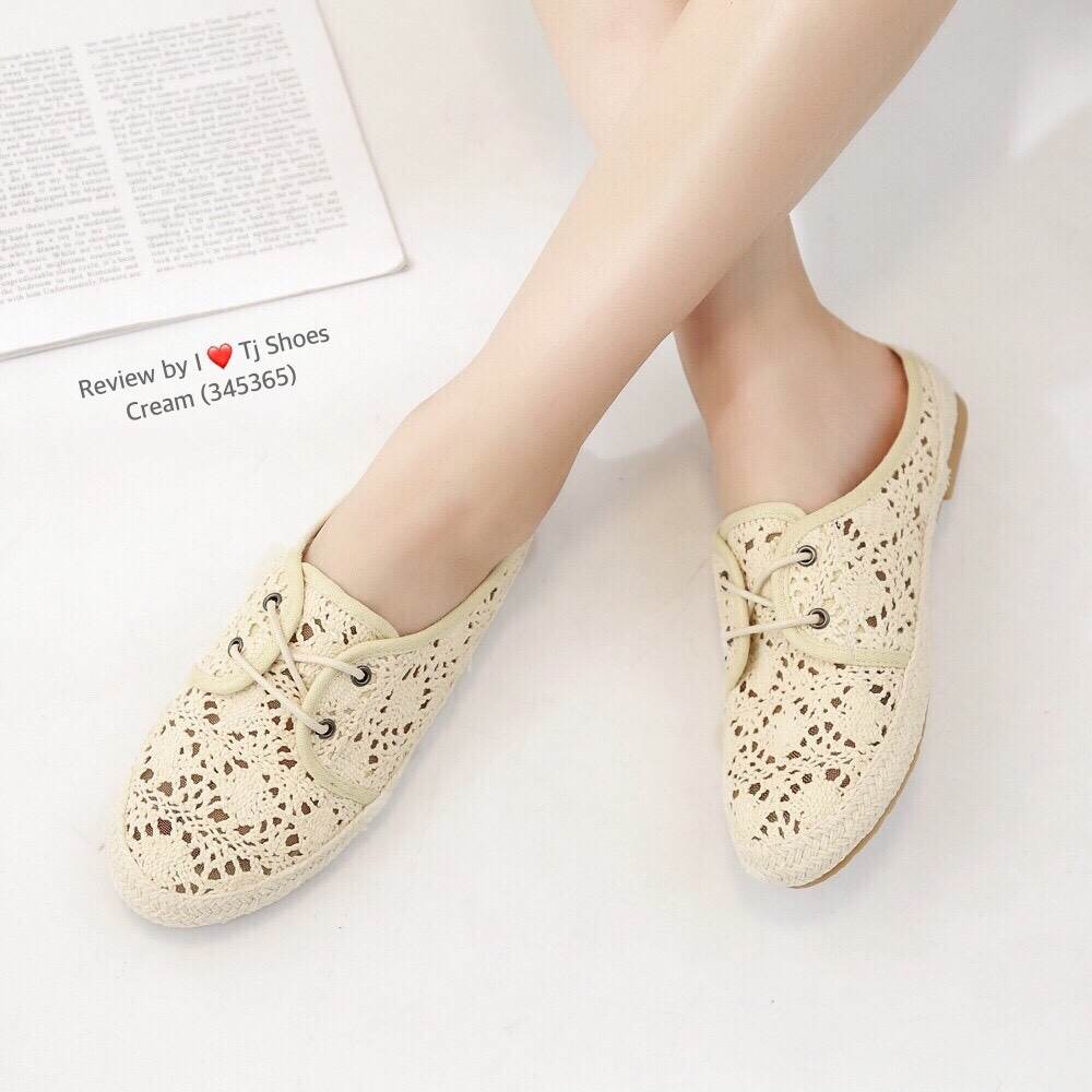 รองเท้าผ้าใบลูกไม้เปิดส้น (สีครีม)