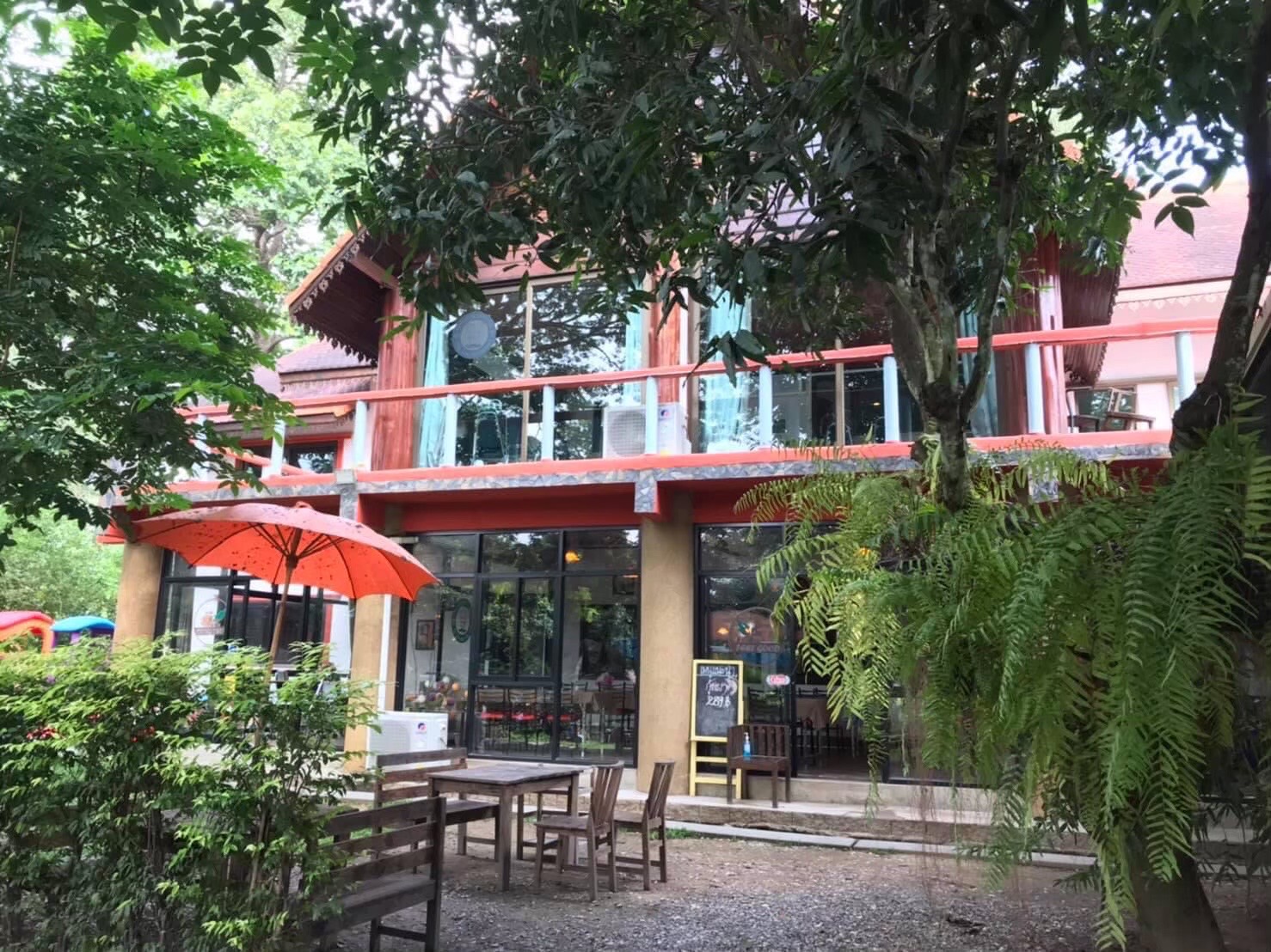 ขายรีสอร์ทพร้อมสวนอาหาร ใน จ.ลำพูน บรรยากาศท่ามกลางธรรมชาติ วิวเขาและทุ่งนา