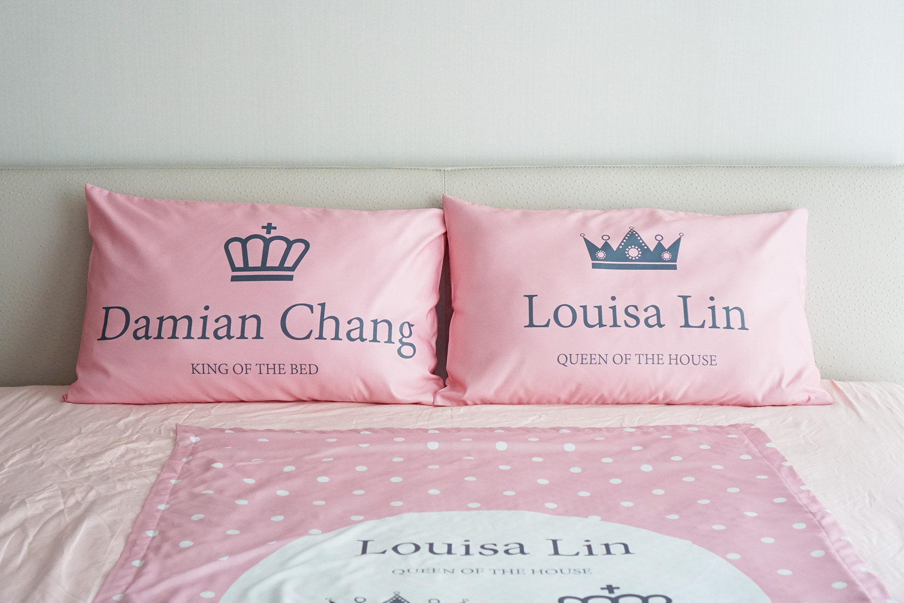 ปลอกหมอนหนุนคู่ พิมพ์ลายเต็มผืน King & Queen - Pink