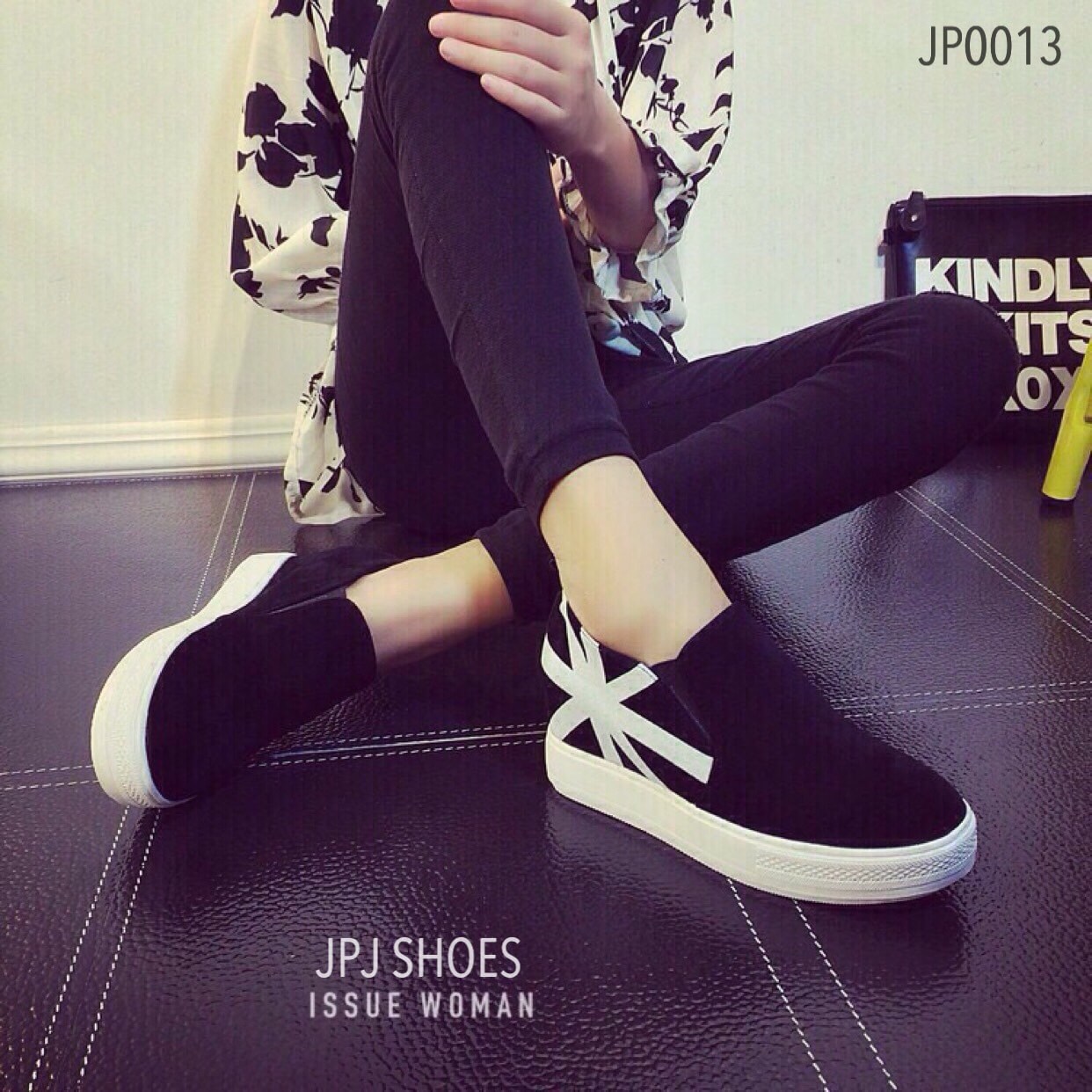 พร้อมส่ง : รองเท้าผ้าใบหุ้มข้อทรง Slip On (สีแดง)