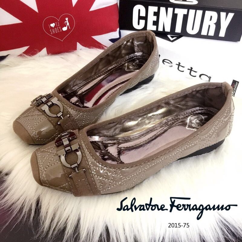 พร้อมส่ง : รองเท้าคัทชู Ferragamo (สีกากี)