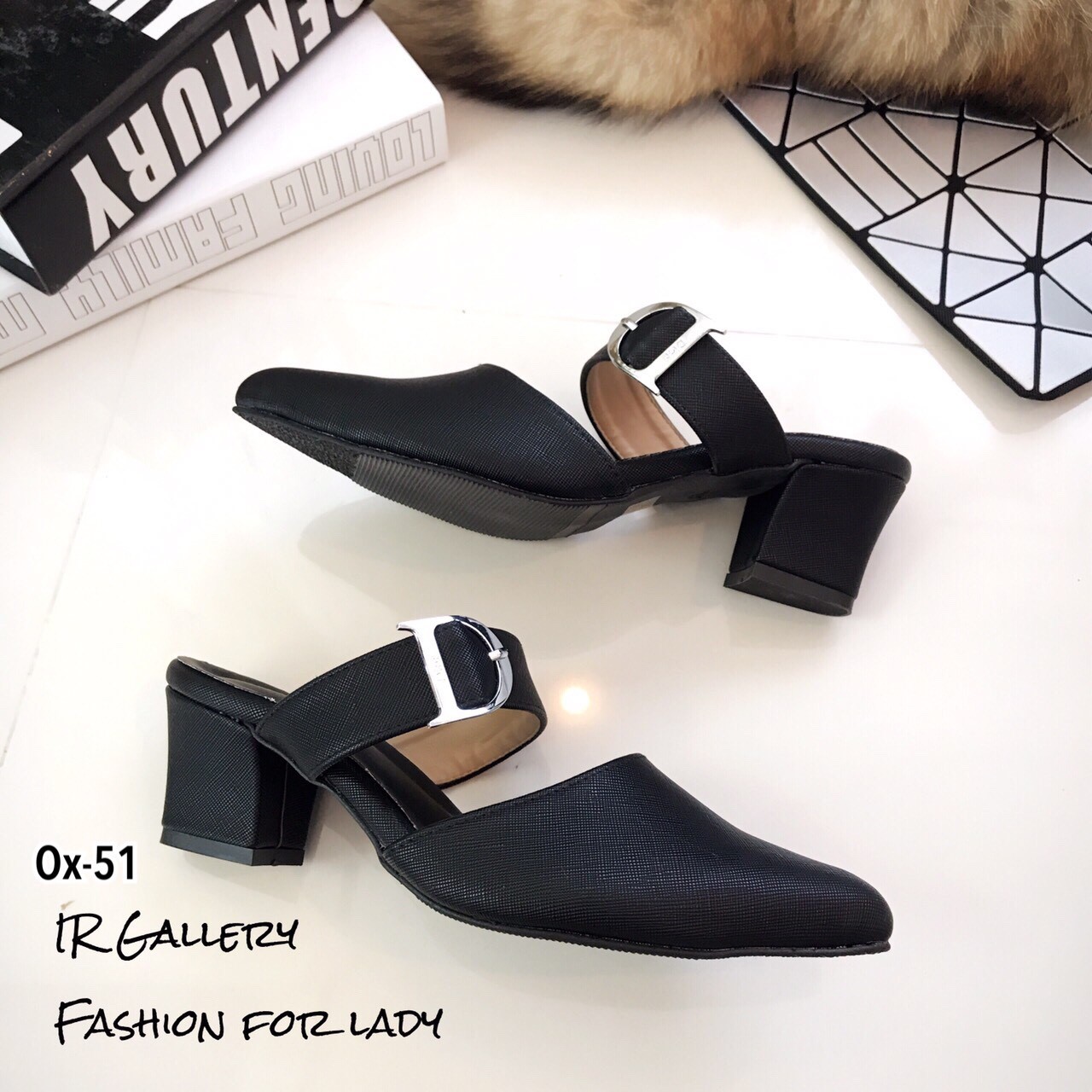 รองเท้าคัทชูส้นเตี้ยหัวแหลมแต่งอะไหล่ (สีชมพู)