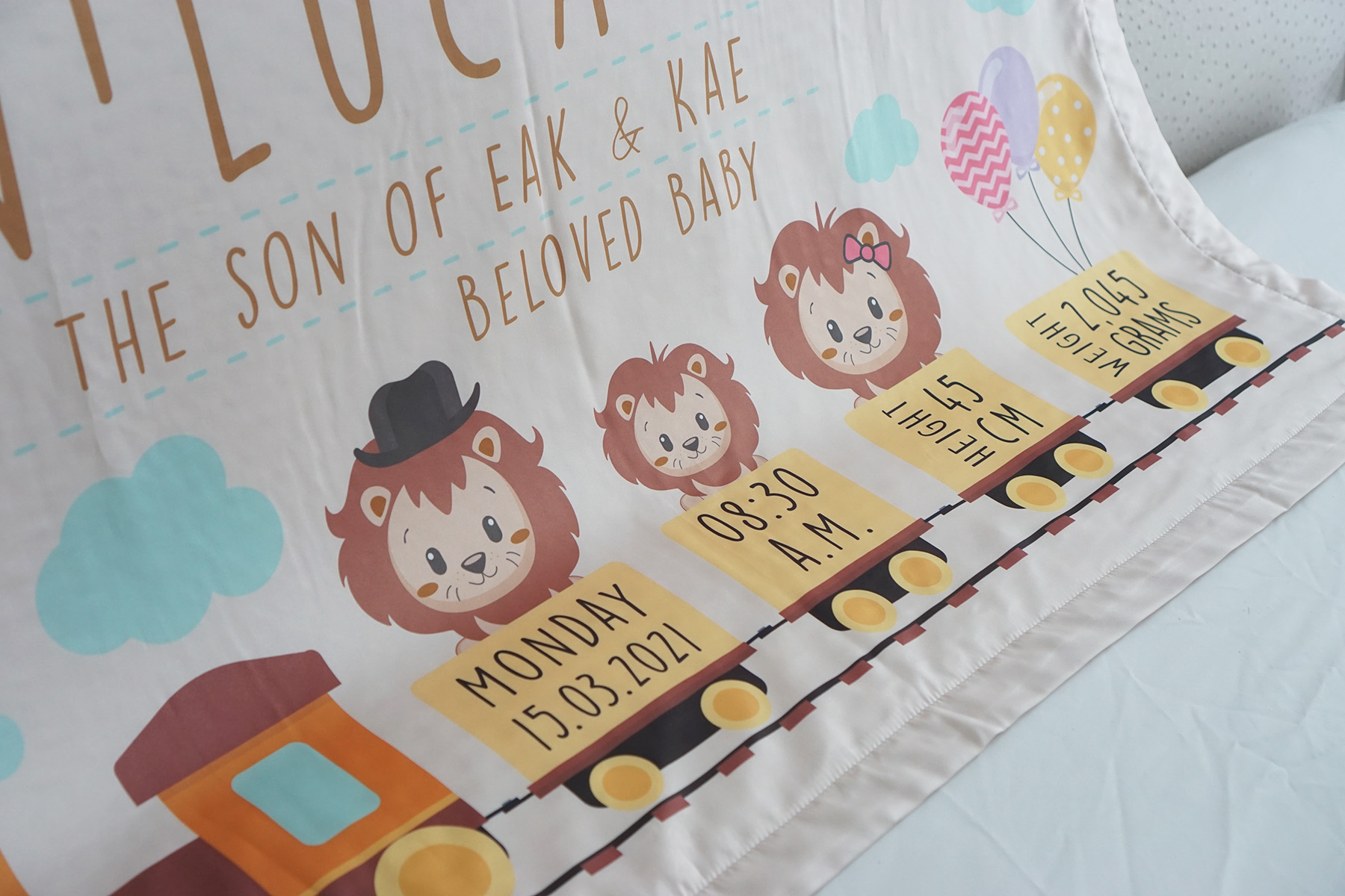 ผ้าห่มเด็ก ใส่ประวัติแรกเกิด ลายรถไฟ Train with Lion - Beige